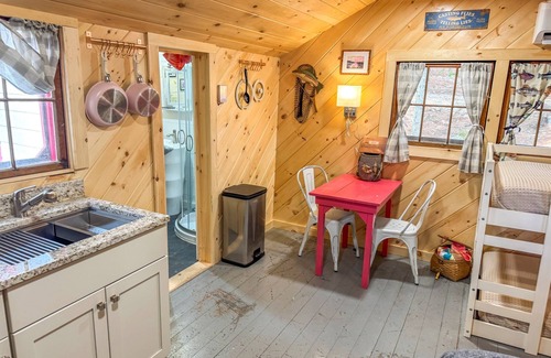 Orland Cabin | Lakefront Salmon Tiny Cabin @ Getogether Stays