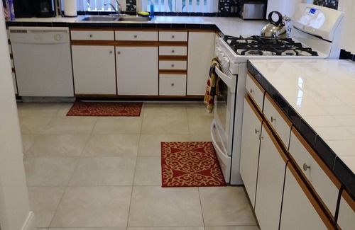 Stony Point House | Lakefront! Sandy Beach! Lake Erie Fishing! 4BR/kayaks/PRIVATE!