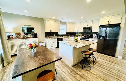 Cedar Bluff House | Lakefront|Sauna|Hot Tub|Fire Pit|Kayaks and more!