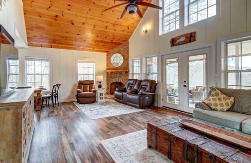 Scottsville House | Lakefront Scottsville Retreat w/Private Dock!