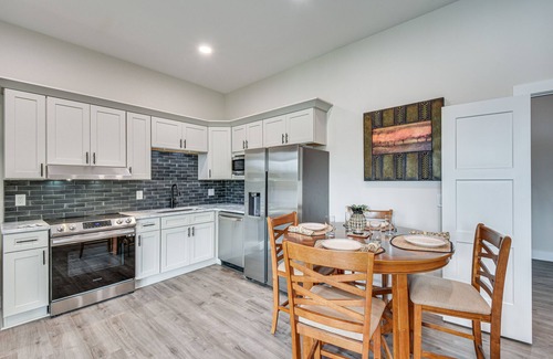Seneca Apartment | Lakefront Seneca Vacation Rental w/Shared Dock!