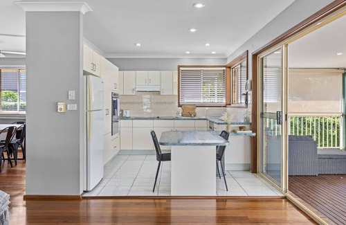 Chittaway Point House | Lakefront Serenity