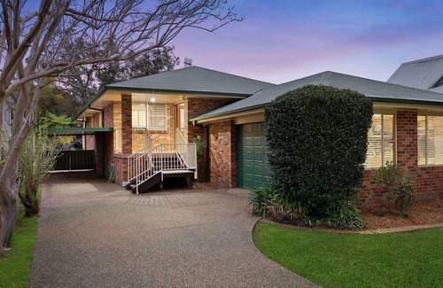 Chittaway Point House | Lakefront Serenity