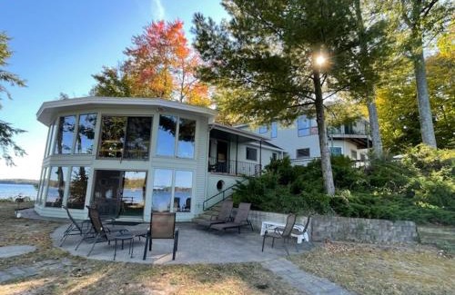 Traverse City House | Lakefront Serenade