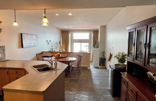Scotch Creek House | Lakefront Shuswap townhouse in Scotch Creek (Buoy, private beach & pool/hot tub)