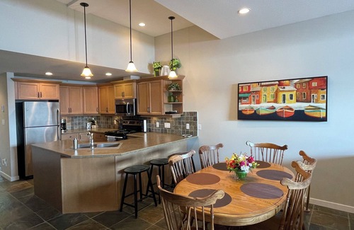 Scotch Creek House | Lakefront Shuswap townhouse in Scotch Creek (Buoy, private beach & pool/hot tub)