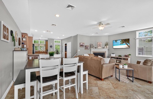 Hewitt House | Lakefront | Sleeps 10 Docks Kayaks Fire Pit