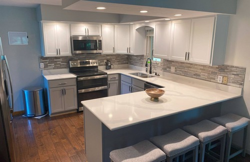 Marion House | Lakefront! Sleeps 10, 2 covered boat slips, swim dock, diving deck, kayaks