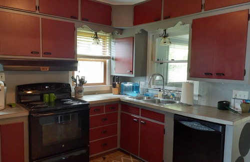 Laingsburg House | Lakefront sleeps 4-6. MSU events, weddings, golf, close to East Lansing. FISH!
