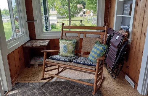 Laingsburg House | Lakefront sleeps 4-6. MSU events, weddings, golf, close to East Lansing. FISH!