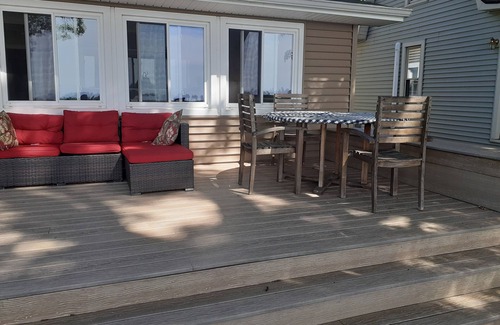 Laingsburg House | Lakefront sleeps 4-6. MSU events, weddings, golf, close to East Lansing. FISH!
