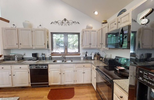 Bumpass House | Lakefront - Spacious 5-bedroom house on Lake Anna - Public Side