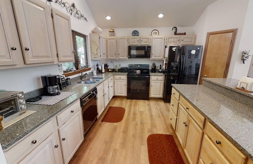 Bumpass House | Lakefront - Spacious 5-bedroom house on Lake Anna - Public Side