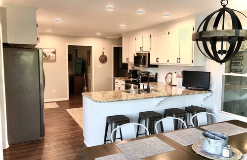 Claremont House | Lakefront- Stay, Soak, Paddle, Play & Relax! On Lake Lookout in Catawba, NC