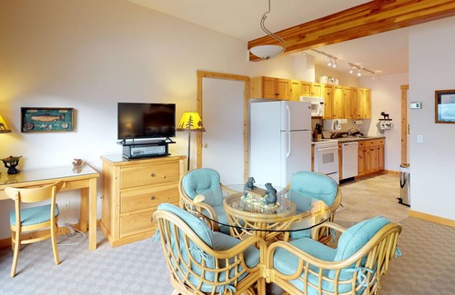 Polson Apartment | Lakefront studio with bay-view balcony, AC, docks for swimming & kayaking