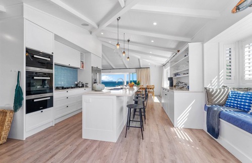 Waitahanui House | Lakefront Style - Lake Taupo Holiday Home