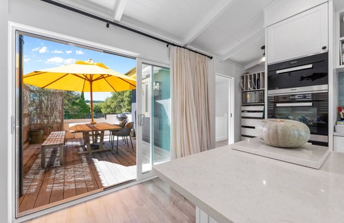 Waitahanui House | Lakefront Style - Lake Taupo Holiday Home