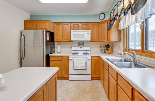 Suring House | Lakefront Suring Home w/Pool Table + Views!