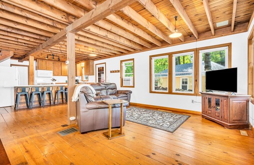 Gray House | Lakefront-Swim-Kayak-FirePit-20min to Portland