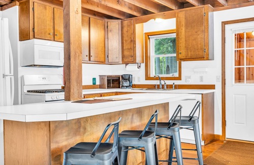 Gray House | Lakefront-Swim-Kayak-FirePit-20min to Portland