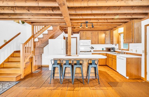 Gray House | Lakefront-Swim-Kayak-FirePit-20min to Portland