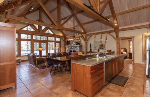 East Kootenay Cabin | Lakefront Tie Lake l Hot Tub l Pool Table l A/C