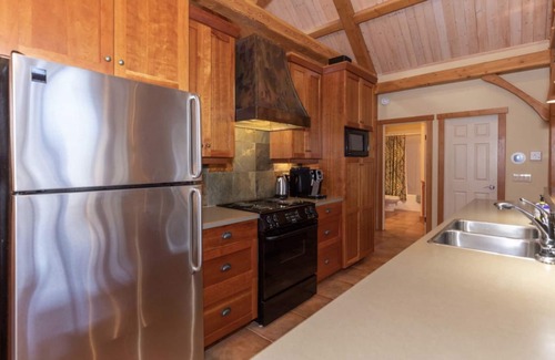 East Kootenay Cabin | Lakefront Tie Lake l Hot Tub l Pool Table l A/C