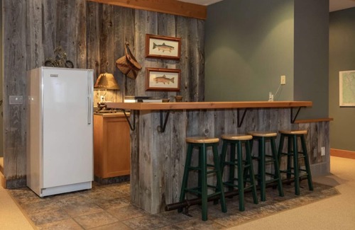East Kootenay Cabin | Lakefront Tie Lake l Hot Tub l Pool Table l A/C