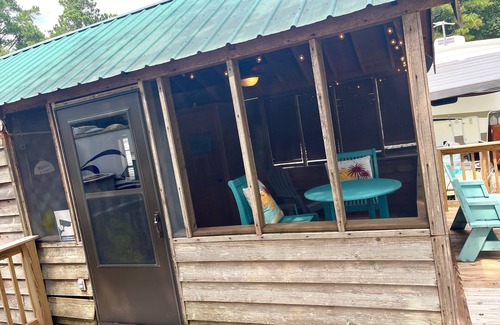 Summerton Cabin | Lakefront tiny cabin amazing view on Lake Marion! Pet friendly & sleeps 6