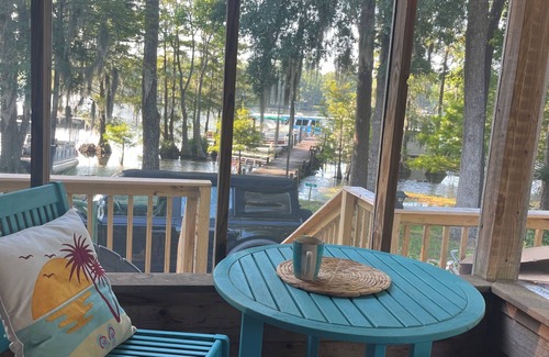 Summerton Cabin | Lakefront tiny cabin amazing view on Lake Marion! Pet friendly & sleeps 6