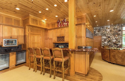 Kewadin House | Lakefront Torch Lake Lodge - 4 Floors of Luxury, Nearby Premier Golf Courses