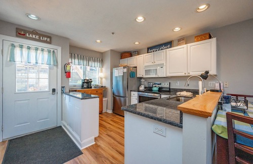 McHenry House | Lakefront Townhome w/Sunrise Views & Fireplace