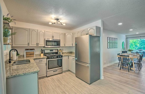 Townville House | Lakefront Townville Gem w/Boat Dock & Kayaks