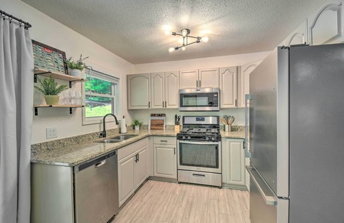 Townville House | Lakefront Townville Gem w/Boat Dock & Kayaks