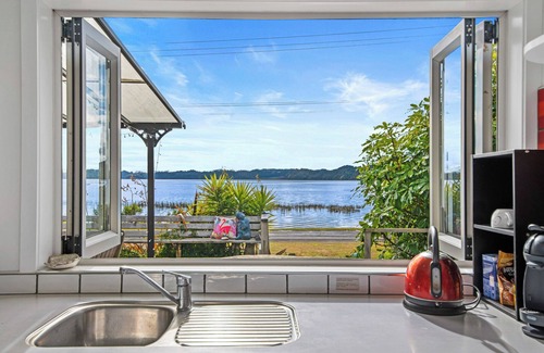 Rotoma House | Lakefront Treasure - Lakefront Rotomā Holiday Home