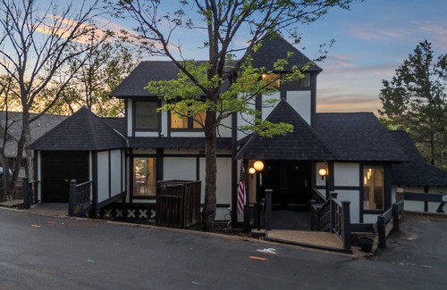 Lake of the Ozarks Cottage | Lakefront Treat - Private Suite, TV, Dining