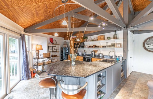 Pinehurst Cottage | Lakefront Treehouse Retreat in Pinehurst – Perfect for Extended Stays