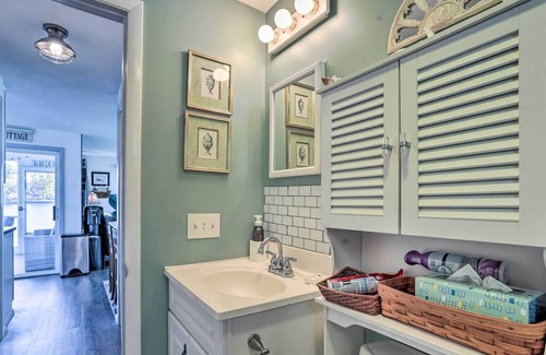 Tully Cottage | Lakefront Tully Cottage w/ Screened Porch!