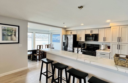 Chelan Condo | Lakefront Two Bedroom, Two Bath Grandview on the Lake Condo
