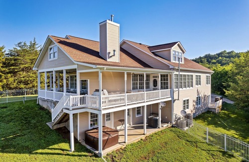 Dandridge Hotel | Lakefront - Unbelievable 3 levels w/Elevator!