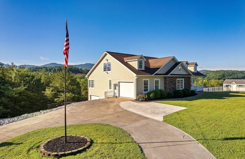 Dandridge Hotel | Lakefront - Unbelievable 3 levels w/Elevator!
