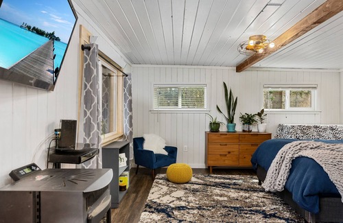 Lake Bosworth Cabin | Lakefront!