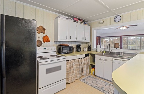 Jonesville House | Lakefront vacation home with 2 boat slips + more!
