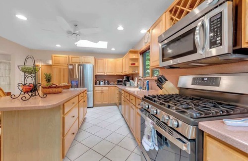 Lake Ariel House | Lakefront + Views + 5 Bdrm + Kayaks + Out. Kitchen