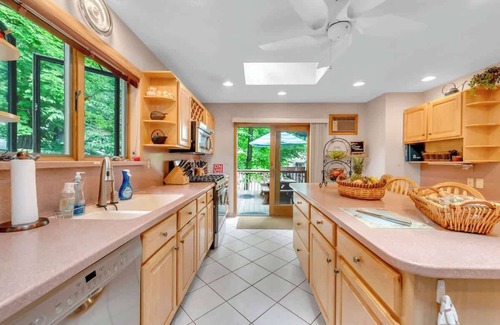 Lake Ariel House | Lakefront + Views + 5 Bdrm + Kayaks + Out. Kitchen