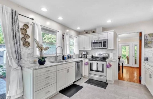 Orange House | Lakefront Villa on Lake Orange VAnThe first floorspace is blocked for cleaning n