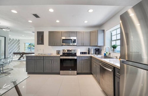 Miami Gardens House | Lakefront Villa w/Pool & Hot Tub