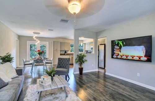 Orient Park House | Lakefront Villa with Heated pool and Spa