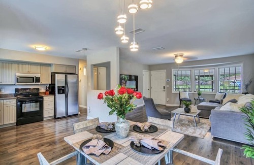 Orient Park House | Lakefront Villa with Heated pool and Spa