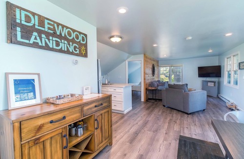 Niobe House | Lakefront w Dock, Pet Friendly, Spacious Yard